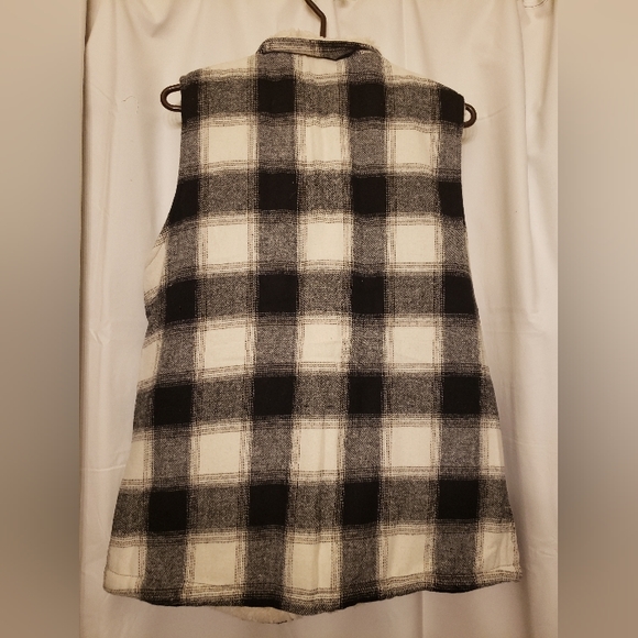 Maurices Buffalo Plaid Vest size XL - Picture 2 of 3